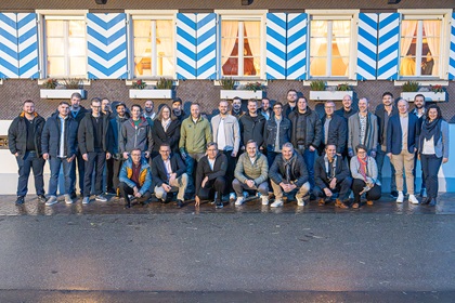 Erfolgreiche WBZ-Absolvent/innen mit ihrem Dozententeam 